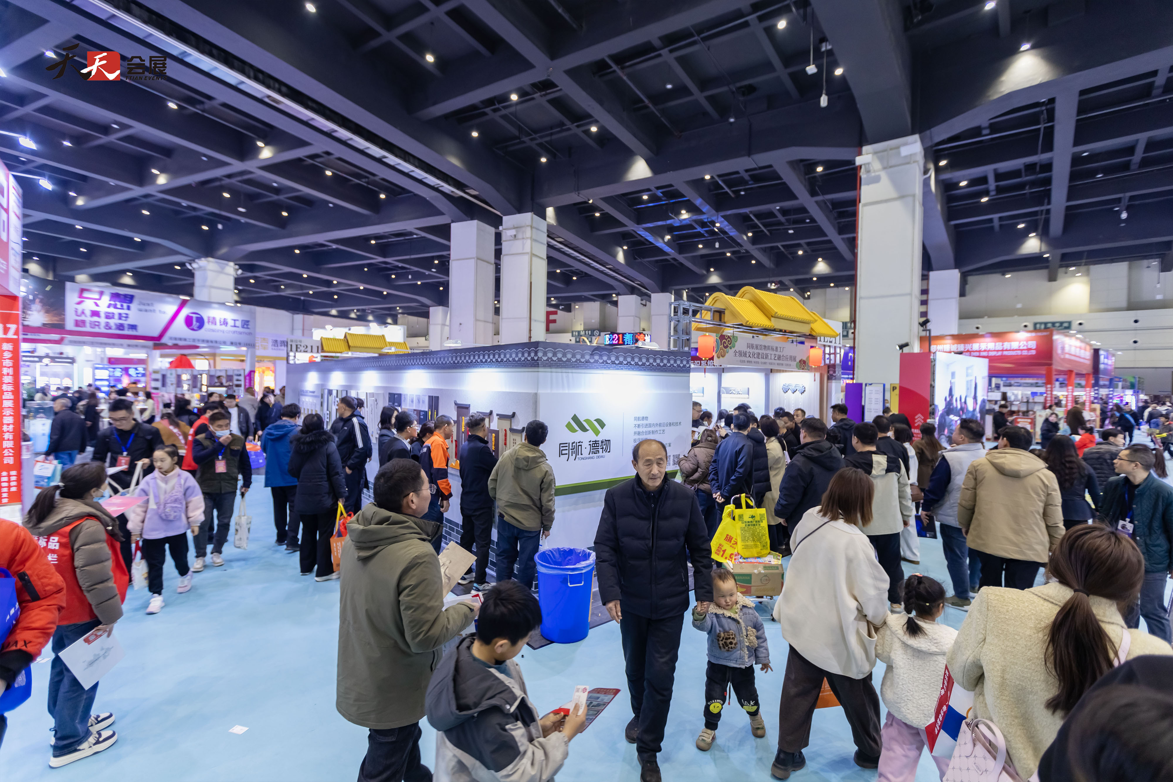 人潮涌動(dòng)，熱鬧非凡|2025春季中原廣告展第二天盛況依舊